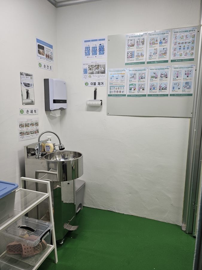 손 세척대와 위생 수칙 게시판