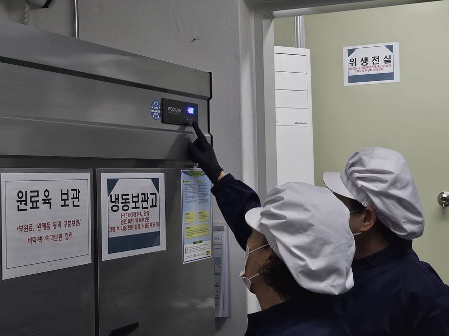 보관고 온도를 확인하는 작업자